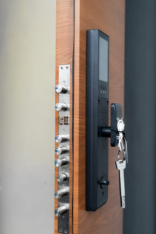 Hőszigetelt biztonsági bejárati ajtó IronDOOR27 98×208 cm - Prémium kivitel: 100mm-es profil, rejtett zsanérral