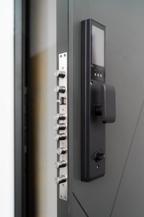 Hőszigetelt biztonsági bejárati ajtó IronDOOR02 98×208 cm - Prémium kivitel: 100mm-es profil, rejtett zsanérral