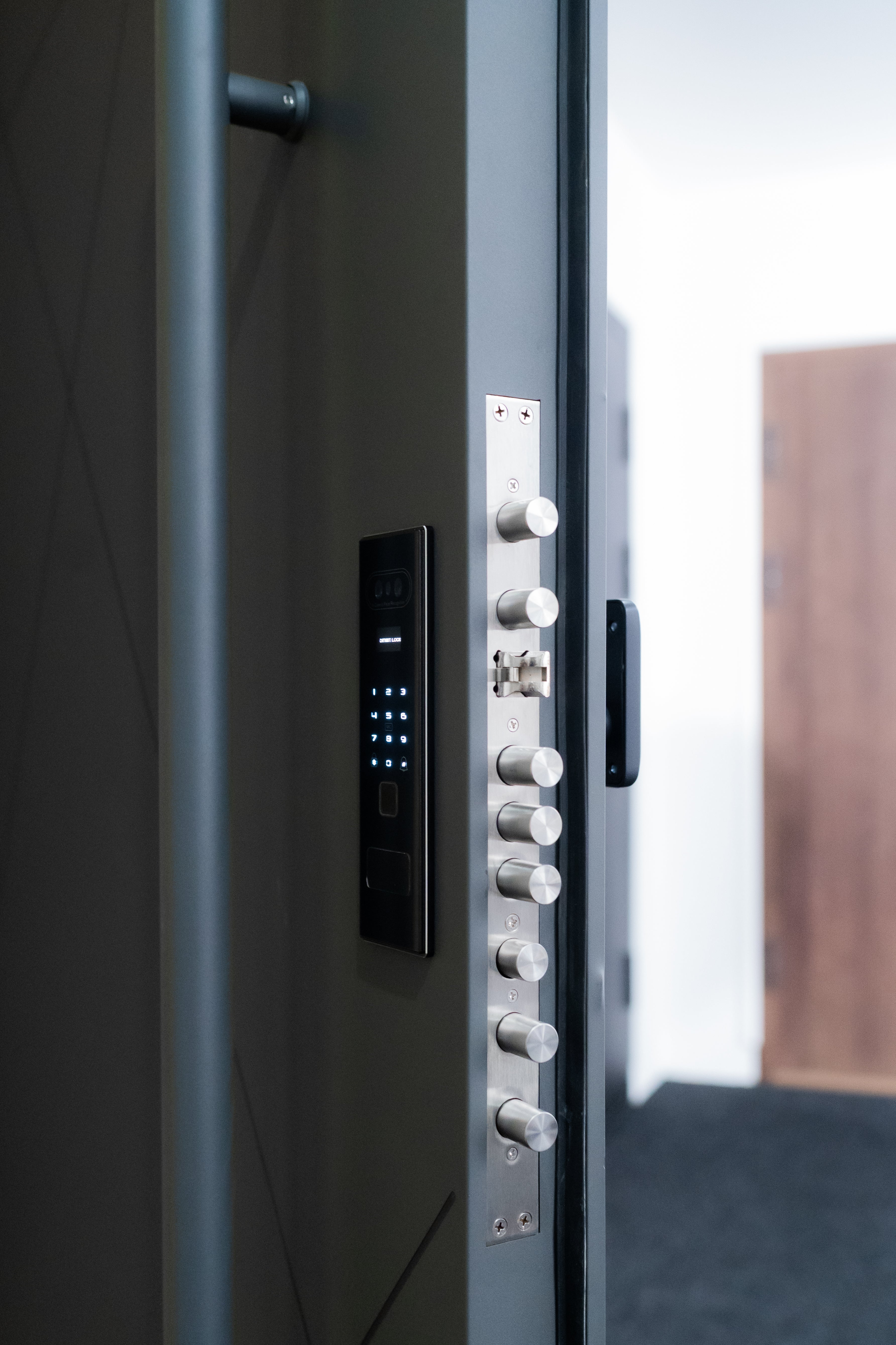 Hőszigetelt biztonsági bejárati ajtó IronDOOR02 98×208 cm - Prémium kivitel: 100mm-es profil, rejtett zsanérral