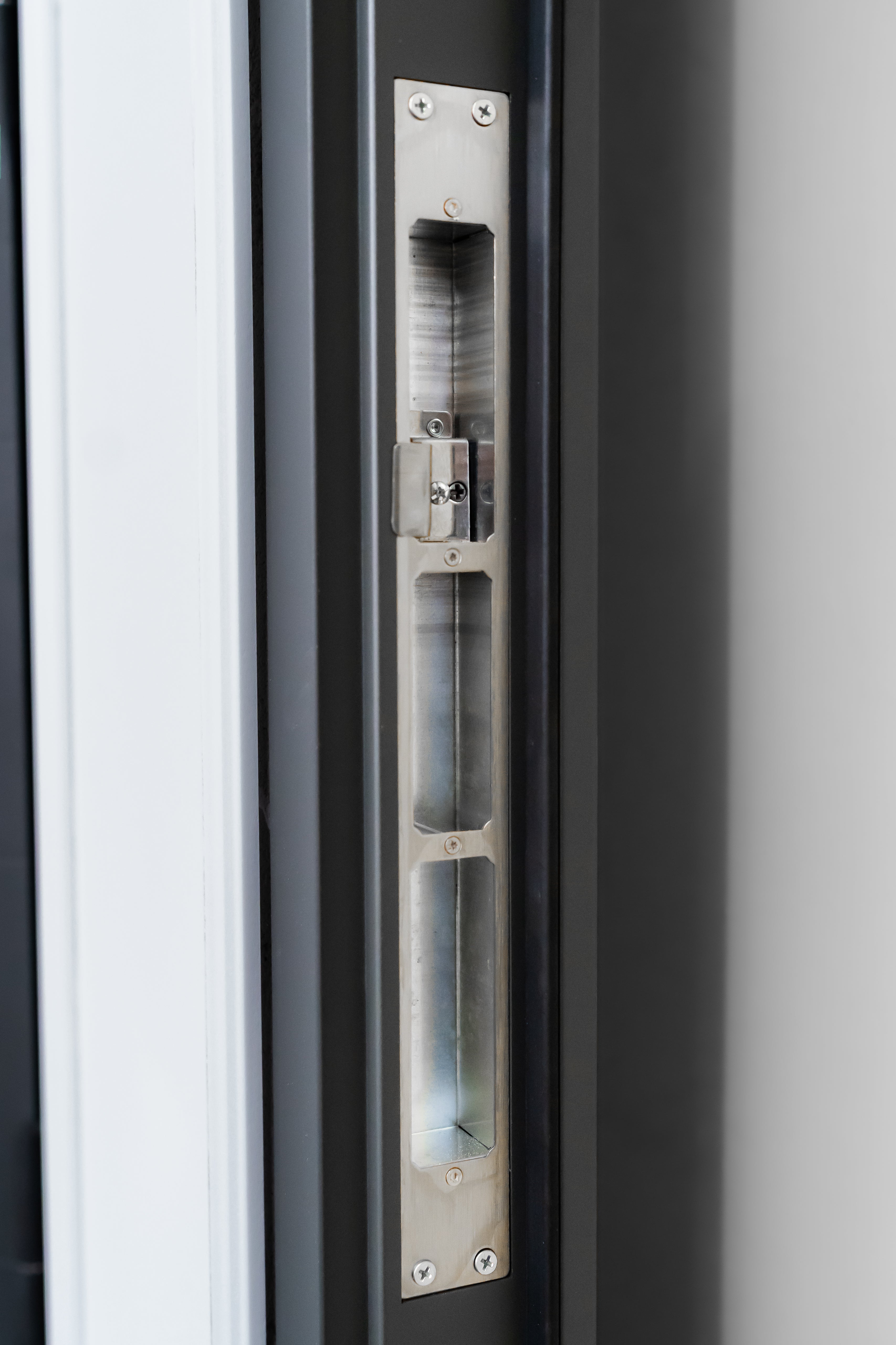 Hőszigetelt biztonsági bejárati ajtó IronDOOR02 98×208 cm - Prémium kivitel: 100mm-es profil, rejtett zsanérral