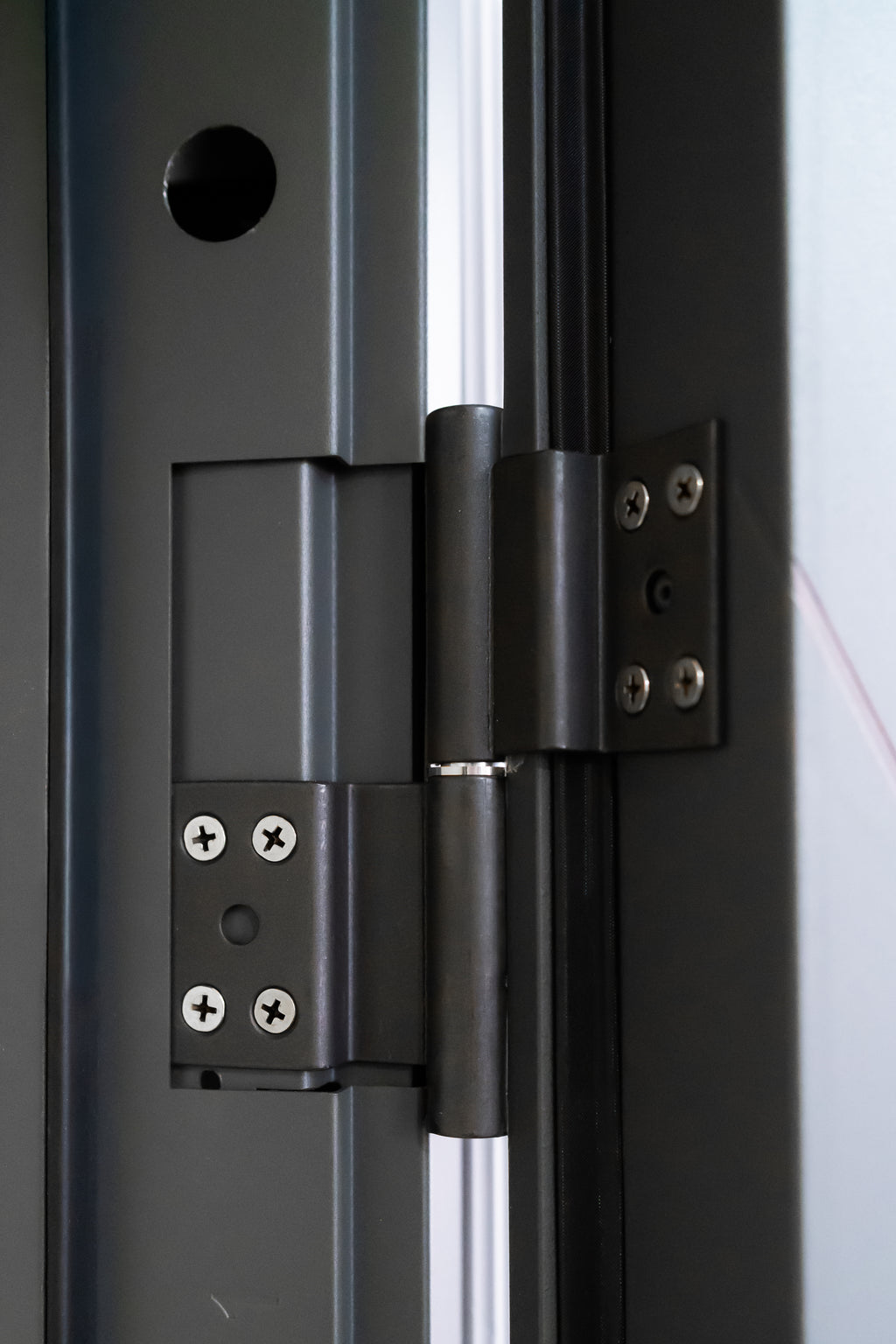 Hőszigetelt biztonsági bejárati ajtó IronDOOR02 98×208 cm - Prémium kivitel: 100mm-es profil, rejtett zsanérral