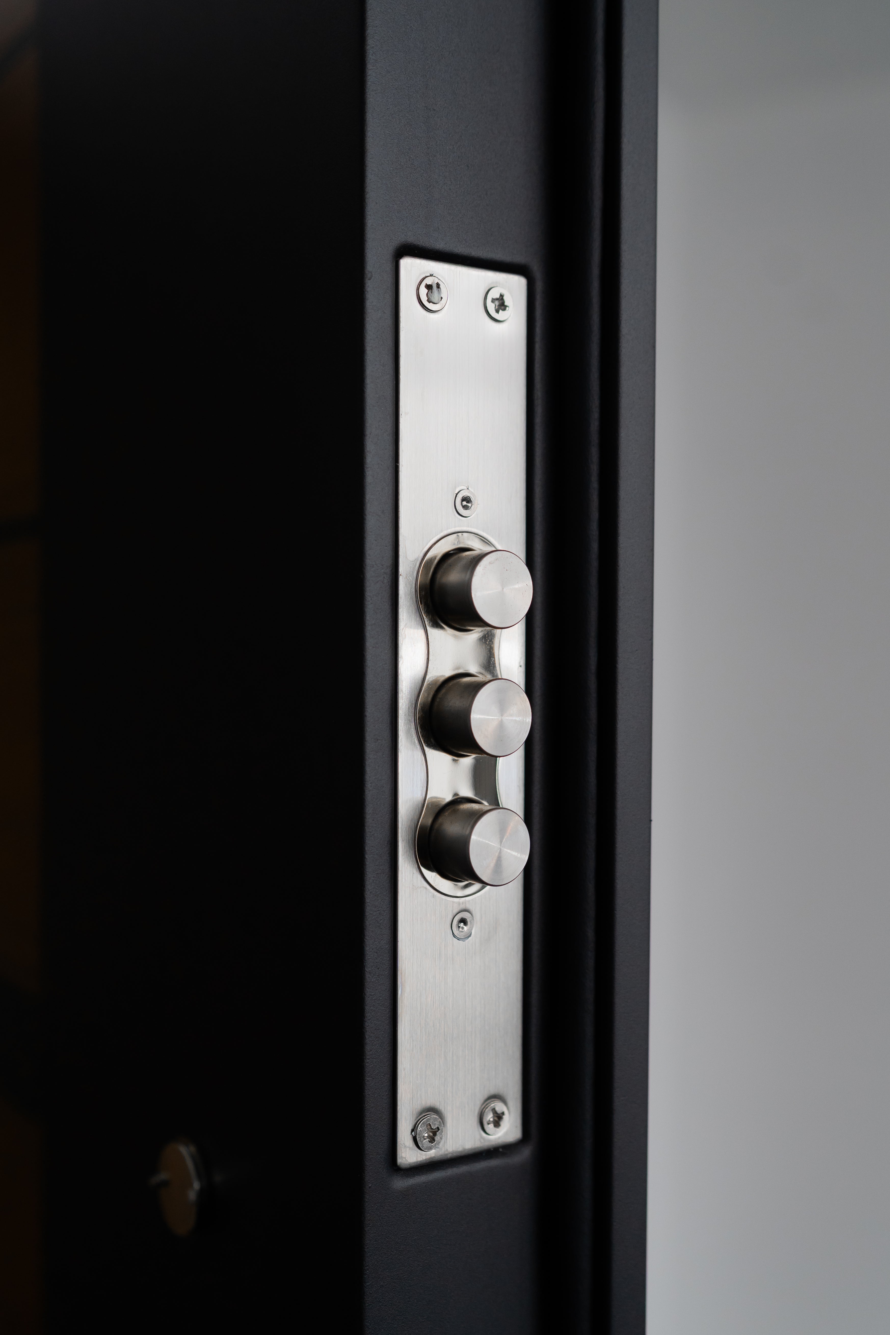 Hőszigetelt biztonsági bejárati ajtó IronDOOR24 98×208 cm - Prémium kivitel: 100mm-es profil, rejtett zsanérral