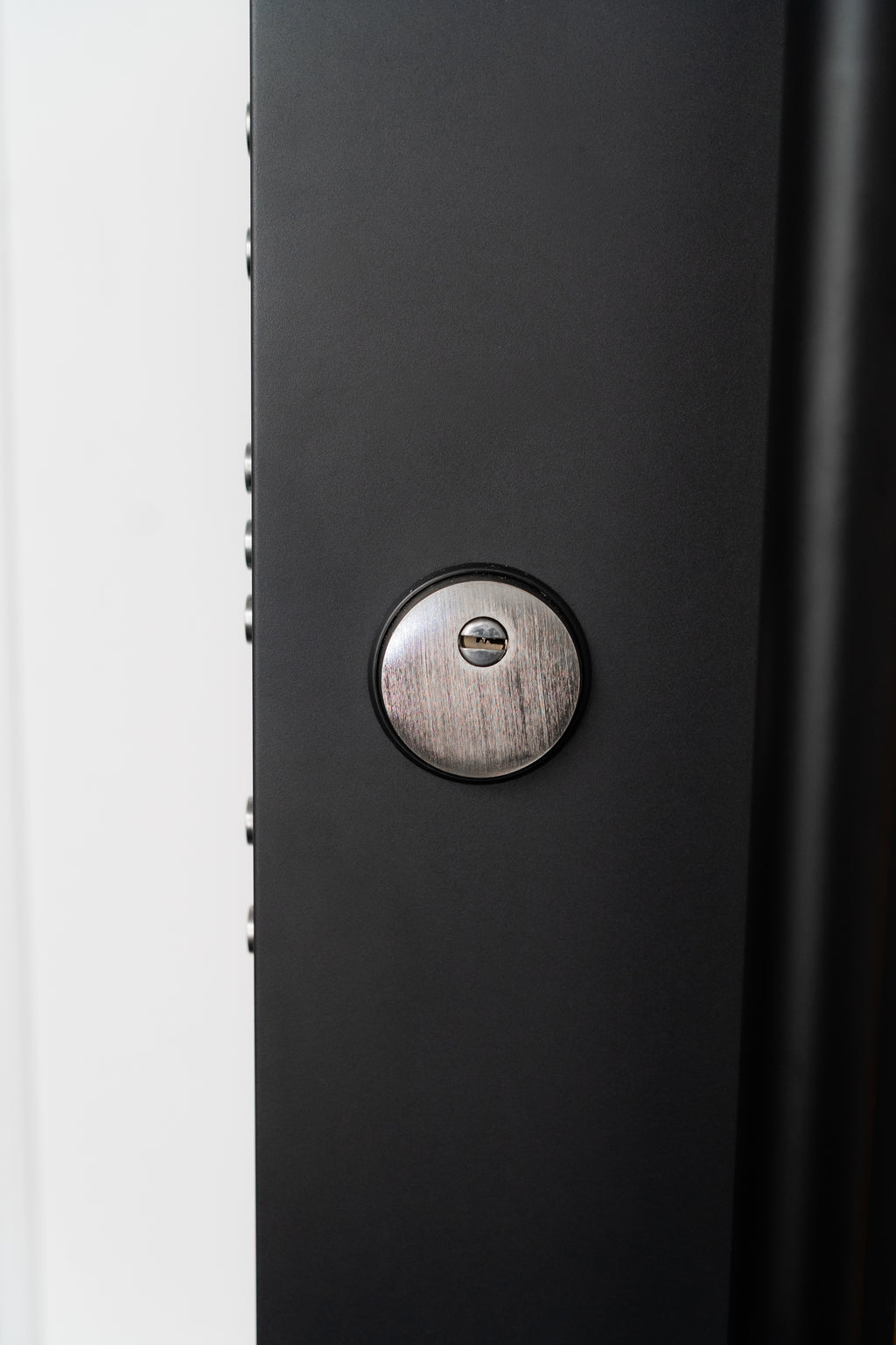 Hőszigetelt biztonsági bejárati ajtó IronDOOR24 98×208 cm - Prémium kivitel: 100mm-es profil, rejtett zsanérral