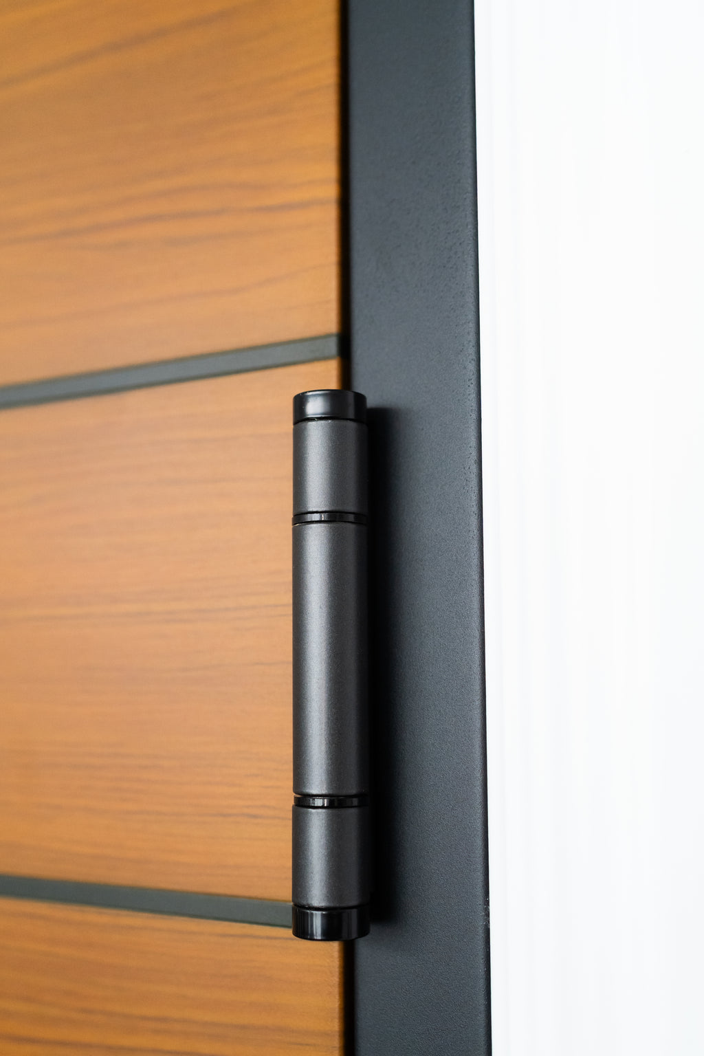 Hőszigetelt biztonsági bejárati ajtó IronDOOR24 98×208 cm - Prémium kivitel: 100mm-es profil, rejtett zsanérral