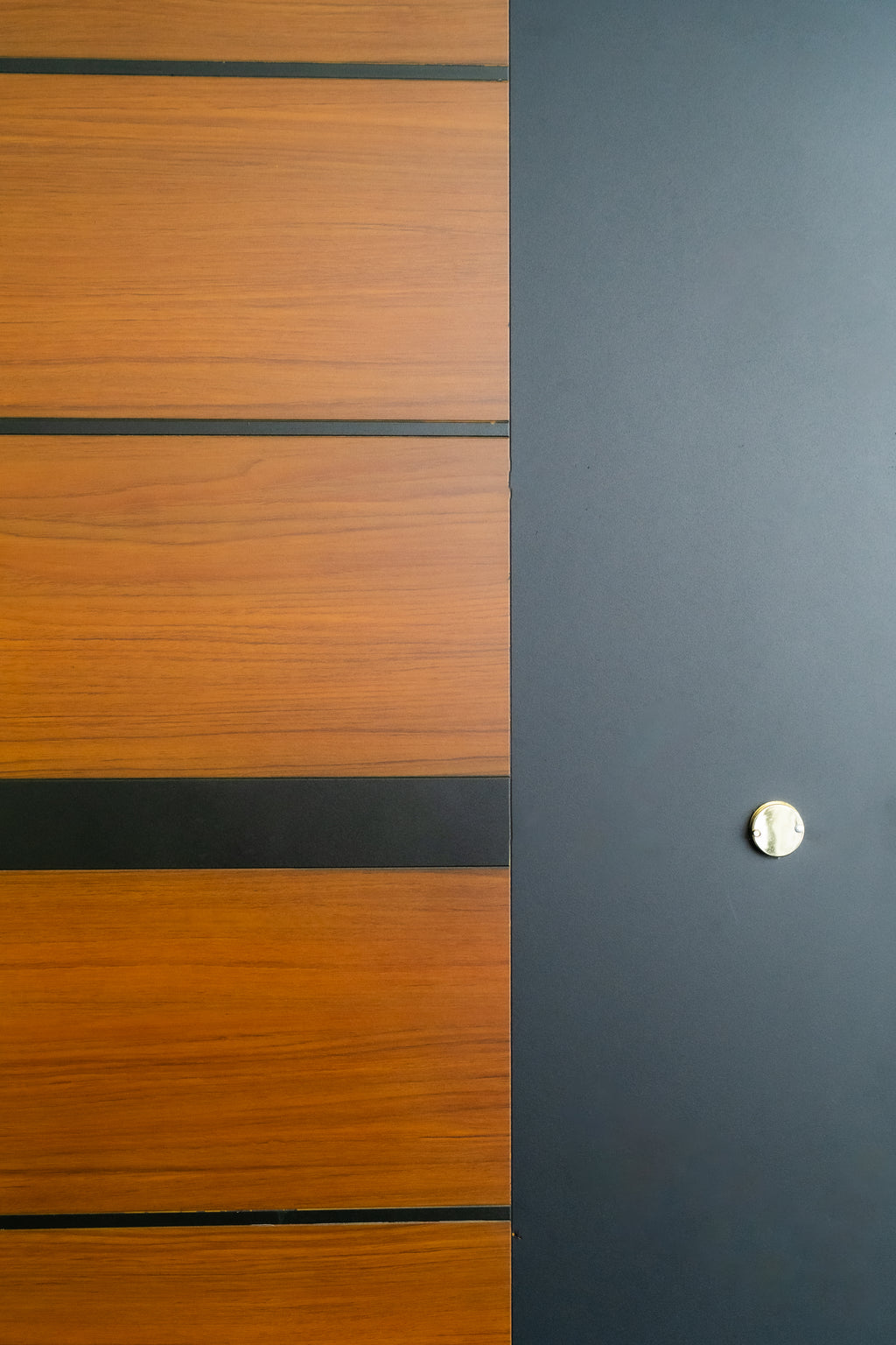 Hőszigetelt biztonsági bejárati ajtó IronDOOR24 98×208 cm - Prémium kivitel: 100mm-es profil, rejtett zsanérral