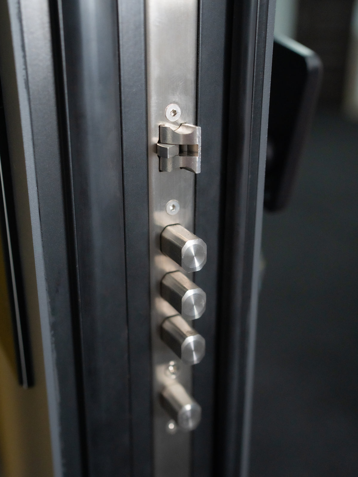 Hőszigetelt biztonsági alumínium bejárati ajtó IronDOOR33 – Antracit - 98 × 208 cm