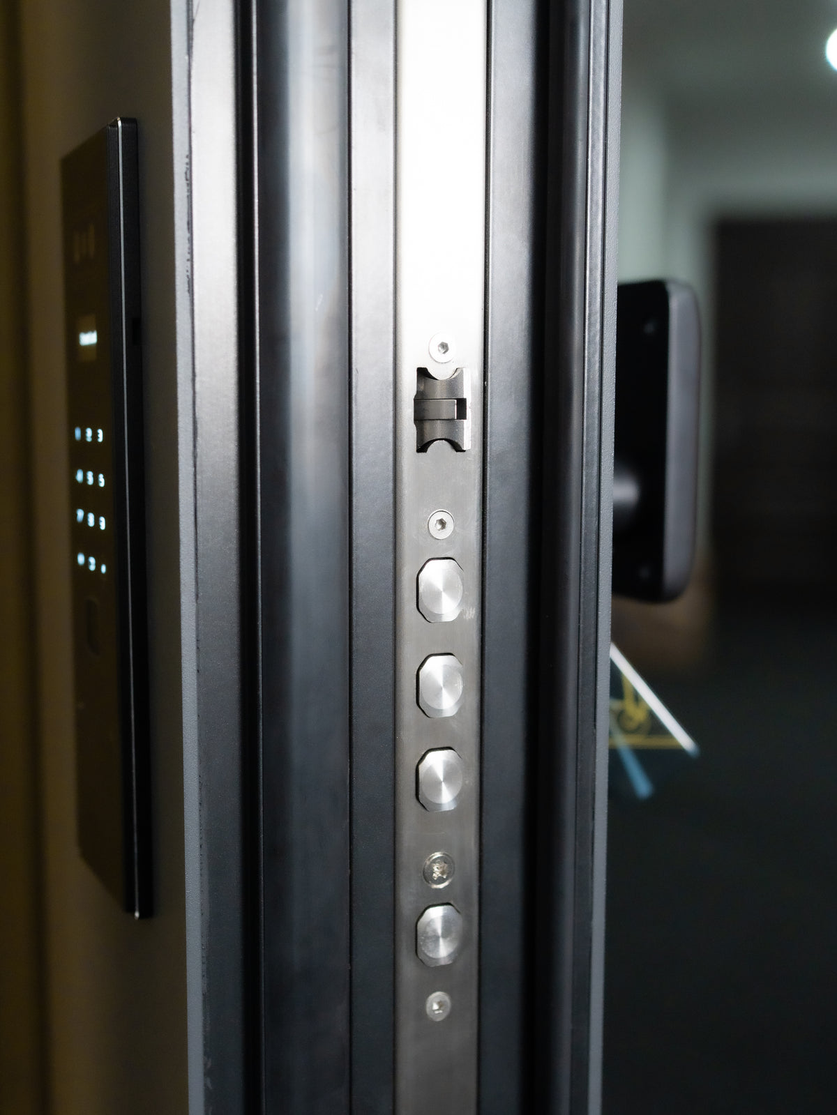Hőszigetelt biztonsági alumínium bejárati ajtó IronDOOR33 – Antracit - 98 × 208 cm