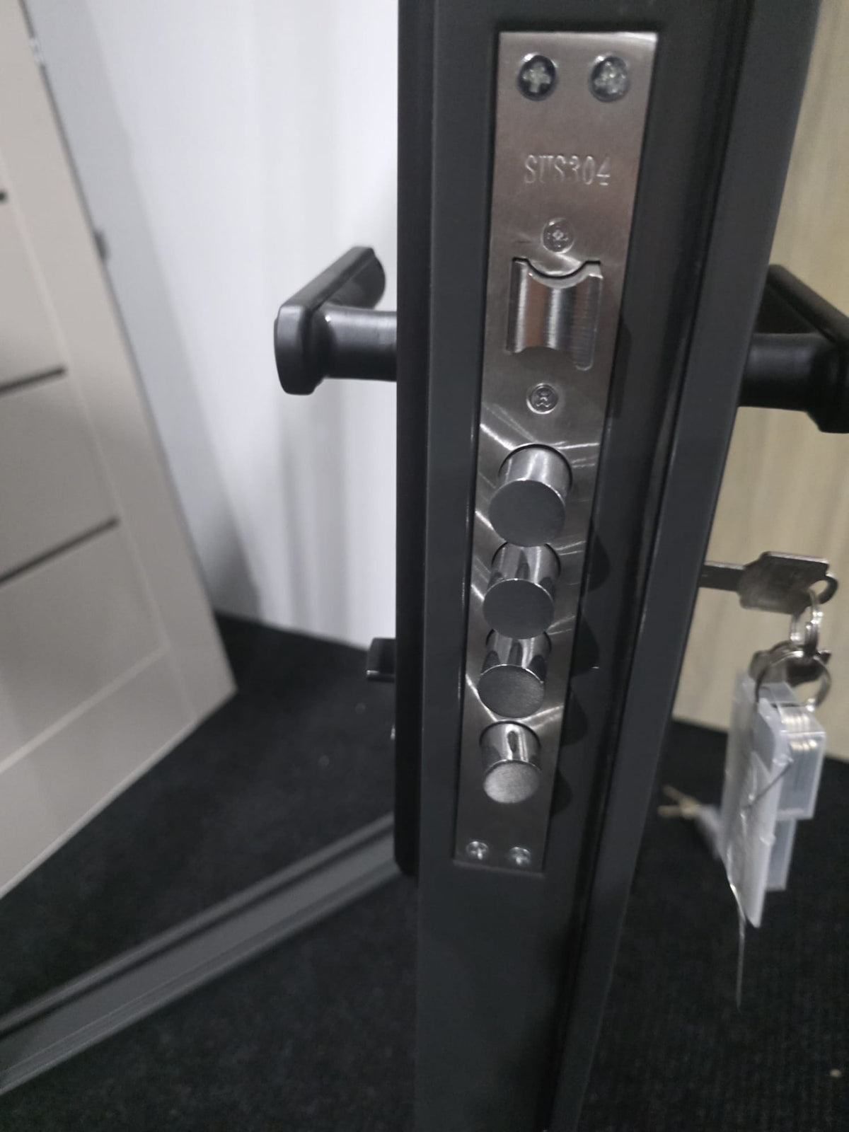 SZÉPSÉGHIBÁS - Hőszigetelt biztonsági lépcsőházi bejárati ajtó IronDOOR34 98x208 cm