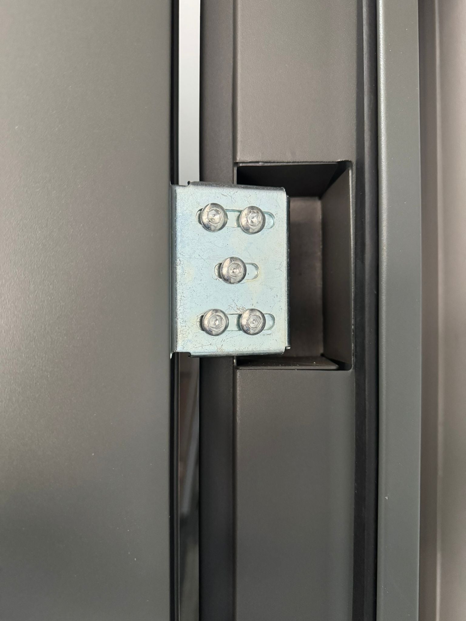 Hőszigetelt biztonsági bejárati ajtó IronDOOR01 98x208cm antracit színű 4 funkciós okos zárral